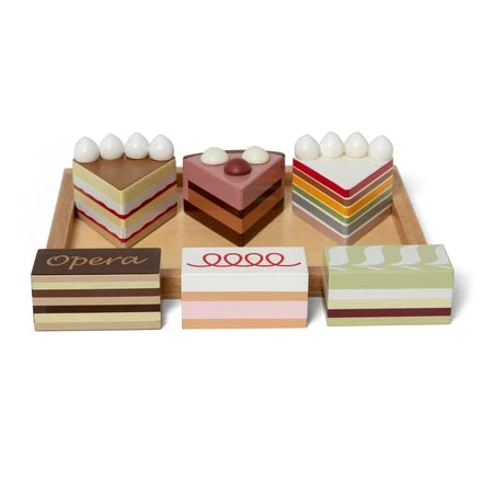 Cake plakken en gebakjes op dienblad