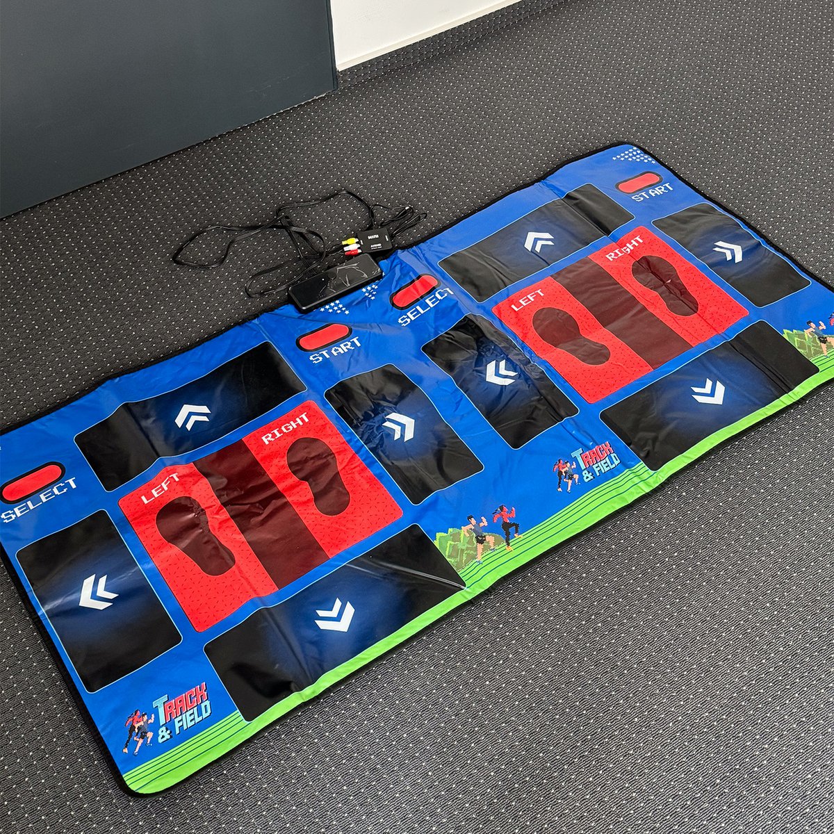 Mad Monkey - Retro Track and Field Mat voor 2 spelers inclusief 25x 8-bit games